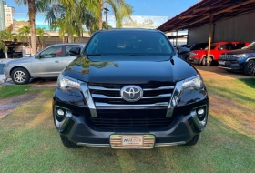 TOYOTA Hilux SW4 SRX 4x4